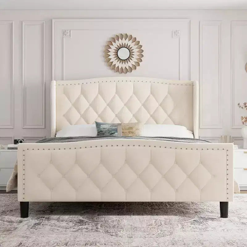 lit rembourré en velours avec tête de lit capitonnée ailée