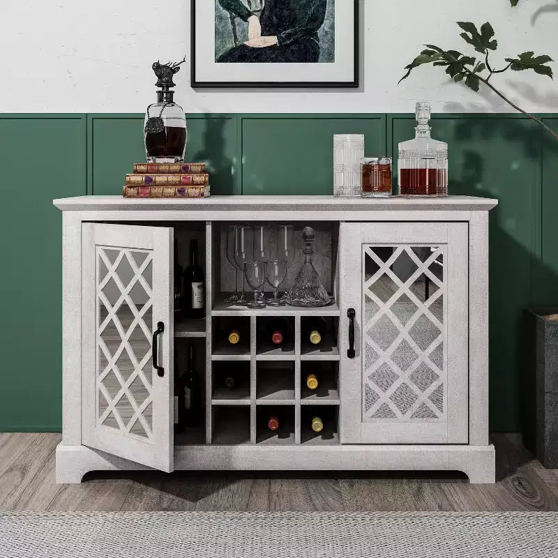 Meuble bas avec rangement pour bouteilles et porte découpée