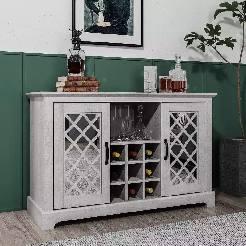 Meuble bas avec rangement pour bouteilles et porte découpée